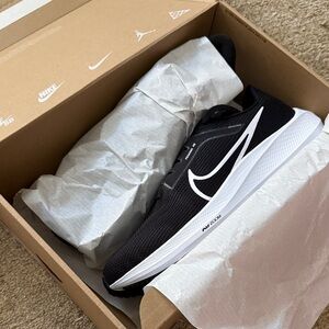 Nike Black and White ZOOM PEGASUS 40